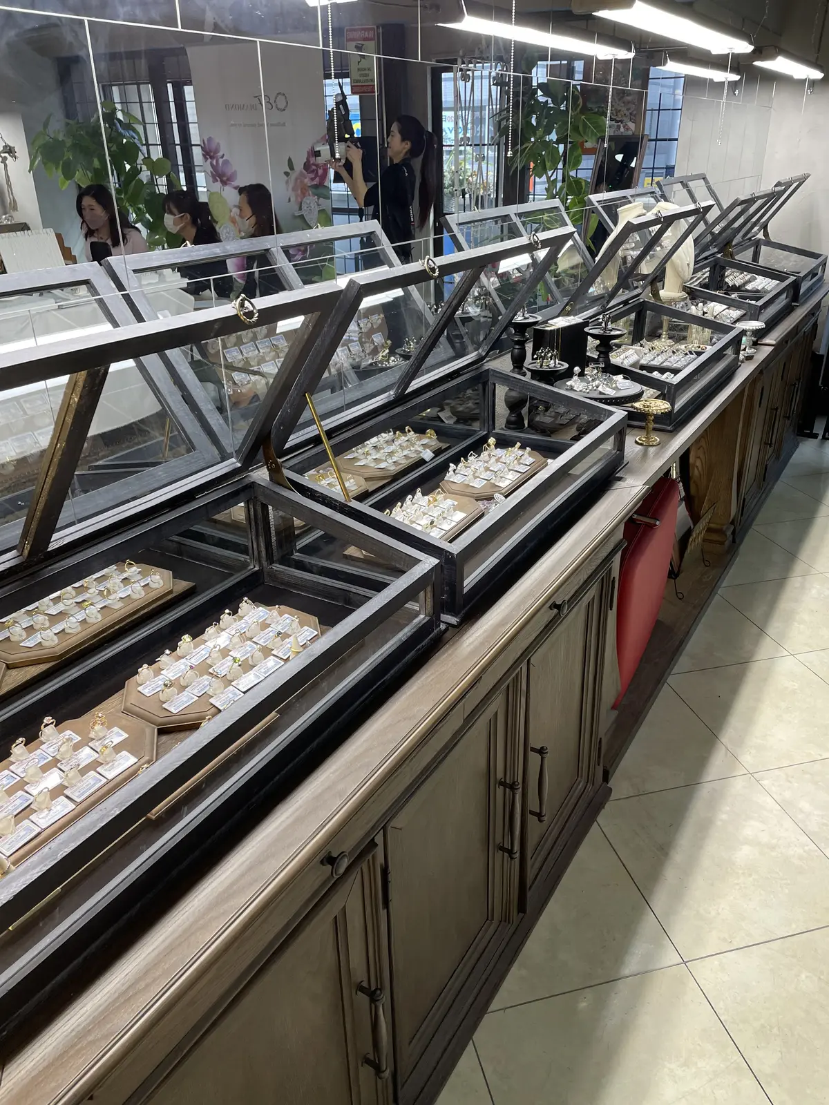 エフダイヤモンド、EF DIAMOND、ef DIAMOND、エフダイヤモンド、LAB-GROWN DIAMOND、ラボグロウダイヤモンド、エシカルダイヤモンド、SDGS、店内、ショールーム、3LDK、ジュエリー、ダイヤモンド、アクセサリー、リング、ネックレス、ブレスレット、ペンダント、ピアス、イヤリング、お洒落、オシャレ、