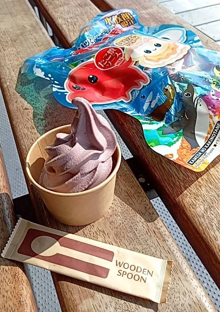 男鹿水族館GAOのブルーベリーソフトクリームとおみやげの柿の種