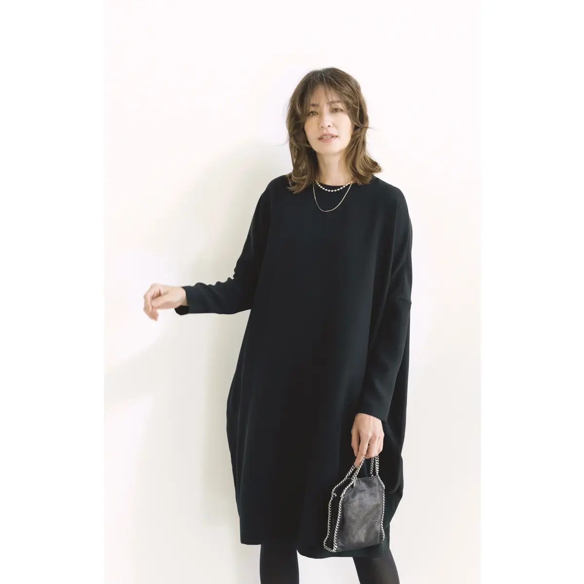 黒コクーンシルエットワンピースのコーデ　モデル・RINA