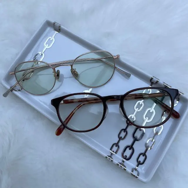 「どちらのメガネも『JINS』で購入しました。