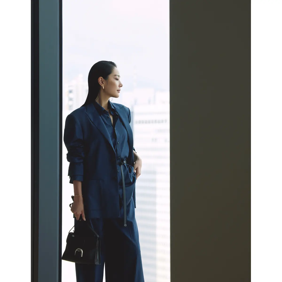 ネイビーのジャケットとシャツ、パンツを合わせたワントーンコーディネート　モデル・大塚まゆか