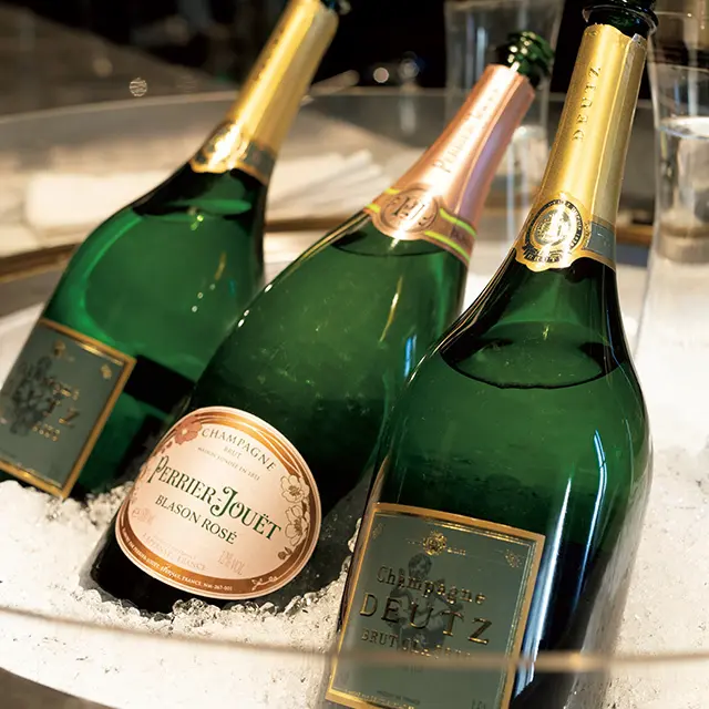 ワインは、スイスワ インのサヴァニャンを合わせて