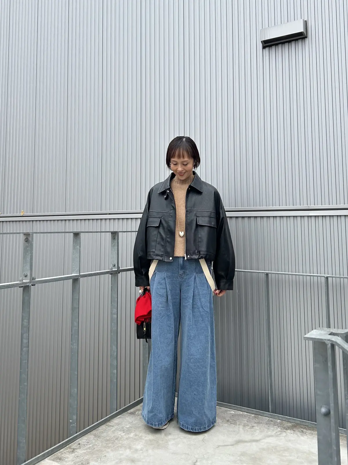 アラフィフランチコーデ　アラフィフデニムコーデ　大人カジュアル　ワイドデニム　自撮り　オン眉　ミニボブ　フェイクレザー　レザーコーデ　脚長効果