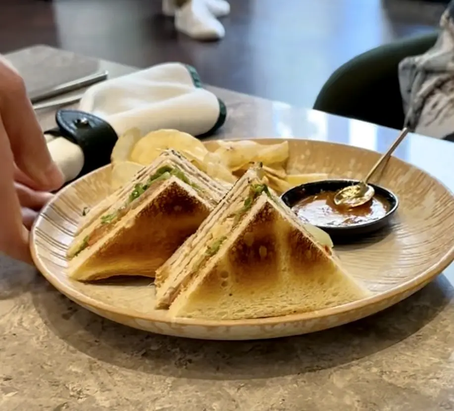 海南チキンライスのサンドイッチ