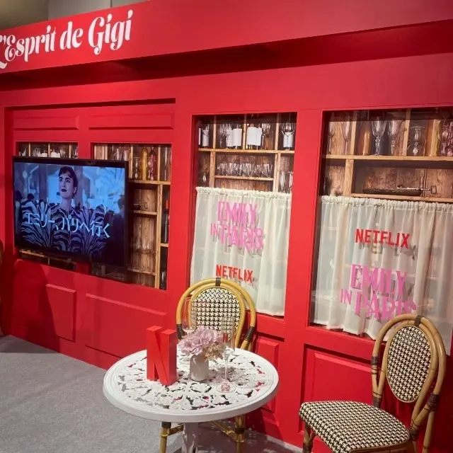 Only On Netflixイベントエミリー、パリへ行くのセット