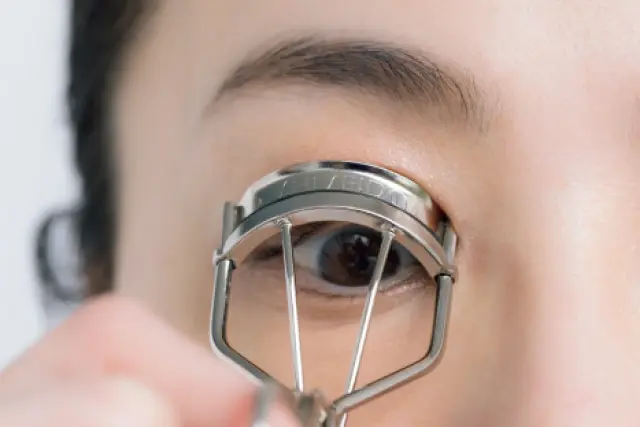 目のカーブに合わせる