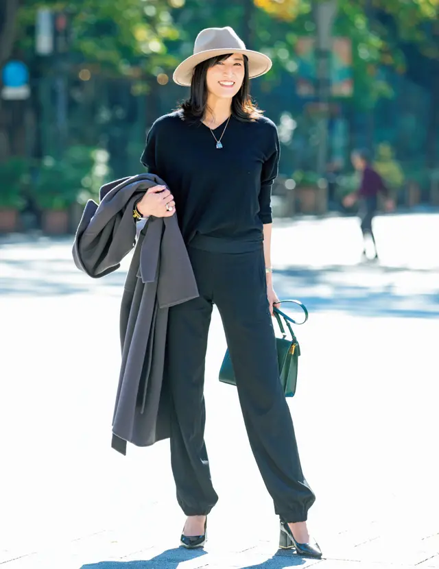 服のディテールをアクセントにしたブラックコーデの豊田真由美さん