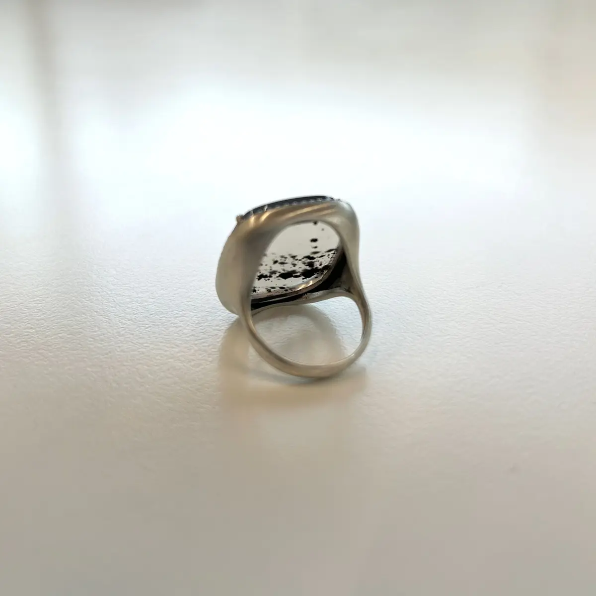 アドリン ヒュー リング モンタナアゲート 天然石 石が浮いた状態　リングの特徴