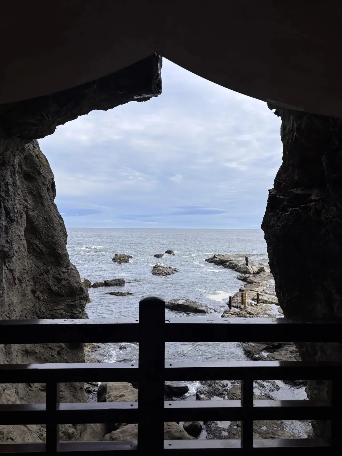 江ノ島の奥側にある江の島岩屋。