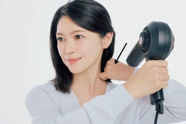 分け目が即目立たなくなる乾かし方　耳から上は上向きに、下は下向きに風を当てる