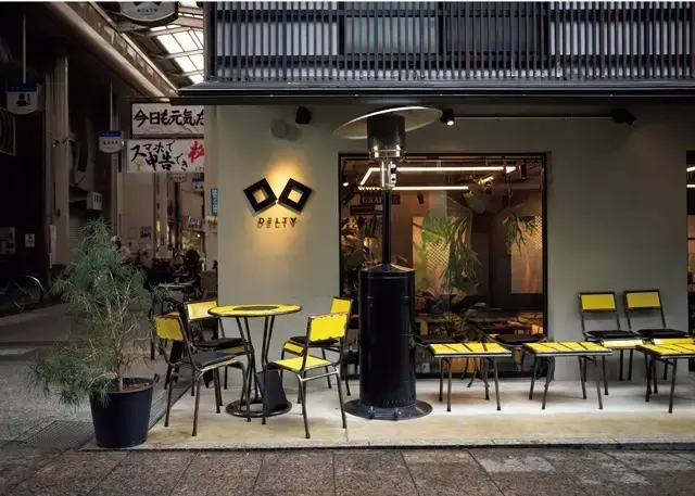 出町桝形商店街沿いに立つDELTA