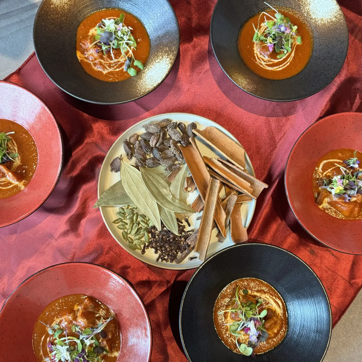 デニムシャツを使ったラフスタイルでお料理の画像_2