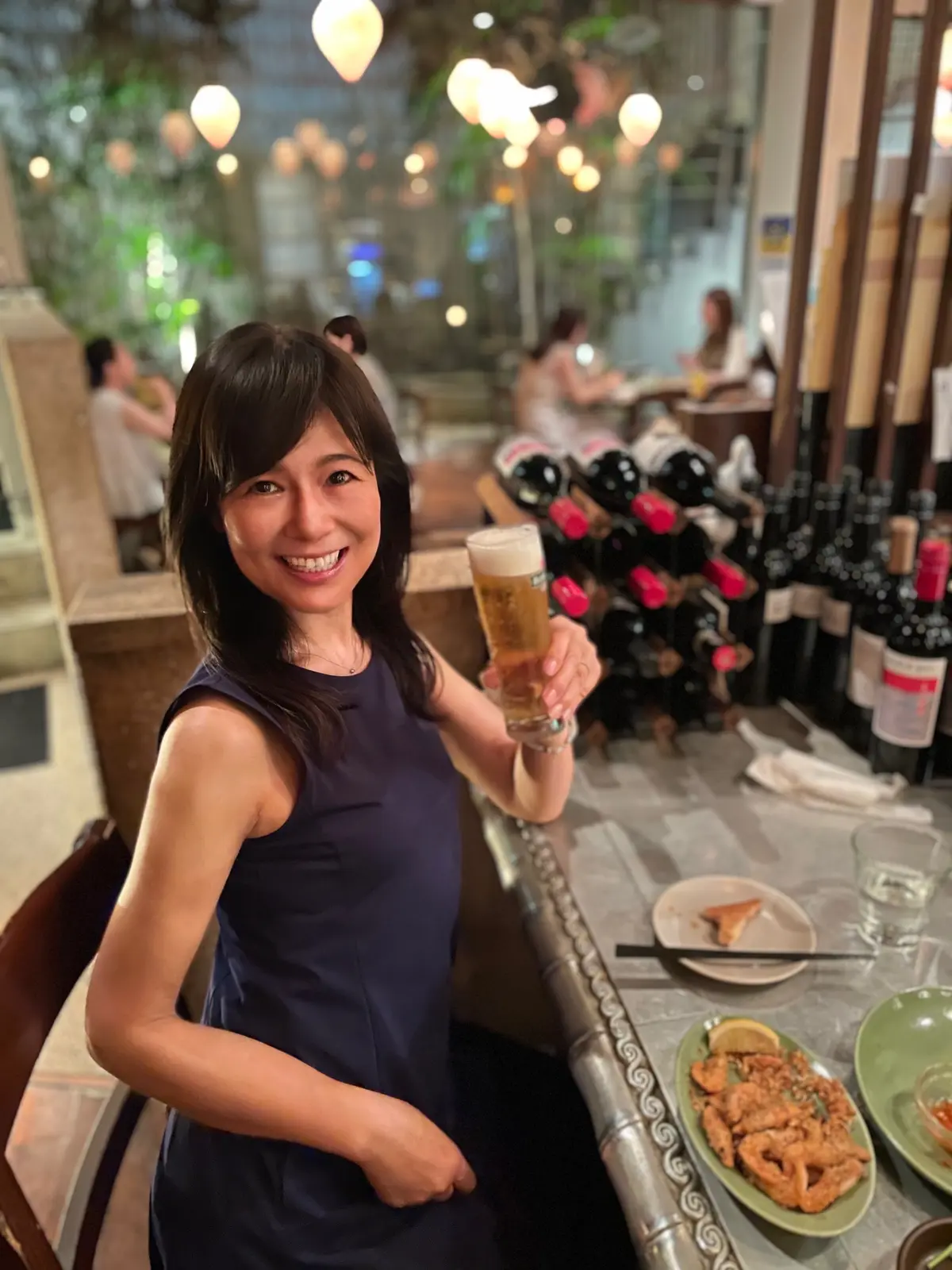 ネイビー、紺、ワンピース、ノースリーブ、ノースリーブワンピース、夏ワンピース、夏ワンピ、ワンピ、ユニクロ、UNIQLO、、シルバー、ワンポイント、バングル、ブレスレット、夏、夏コーデ、夏ファッション、セミロング、ボブ、ボブヘア、ワンカール、Monsoon Cafe、モンスーンカフェ、自由が丘、自由が丘店、カウンター、カウンター席、オーダーカウンター、ビール、ハイネケン、クラシックビール、乾杯、ワイン、お洒落、美味しい、お酒、ガーリックシュリンプ、海老トースト、おつまみ、生ビール、夜ご飯、夜、夜飲み、女子会