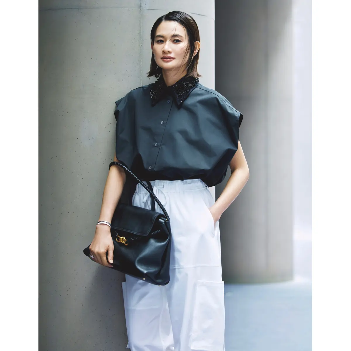 黒ノースリーブシャツに白カーゴパンツを合わせたコーディネート　モデル・渡辺佳子