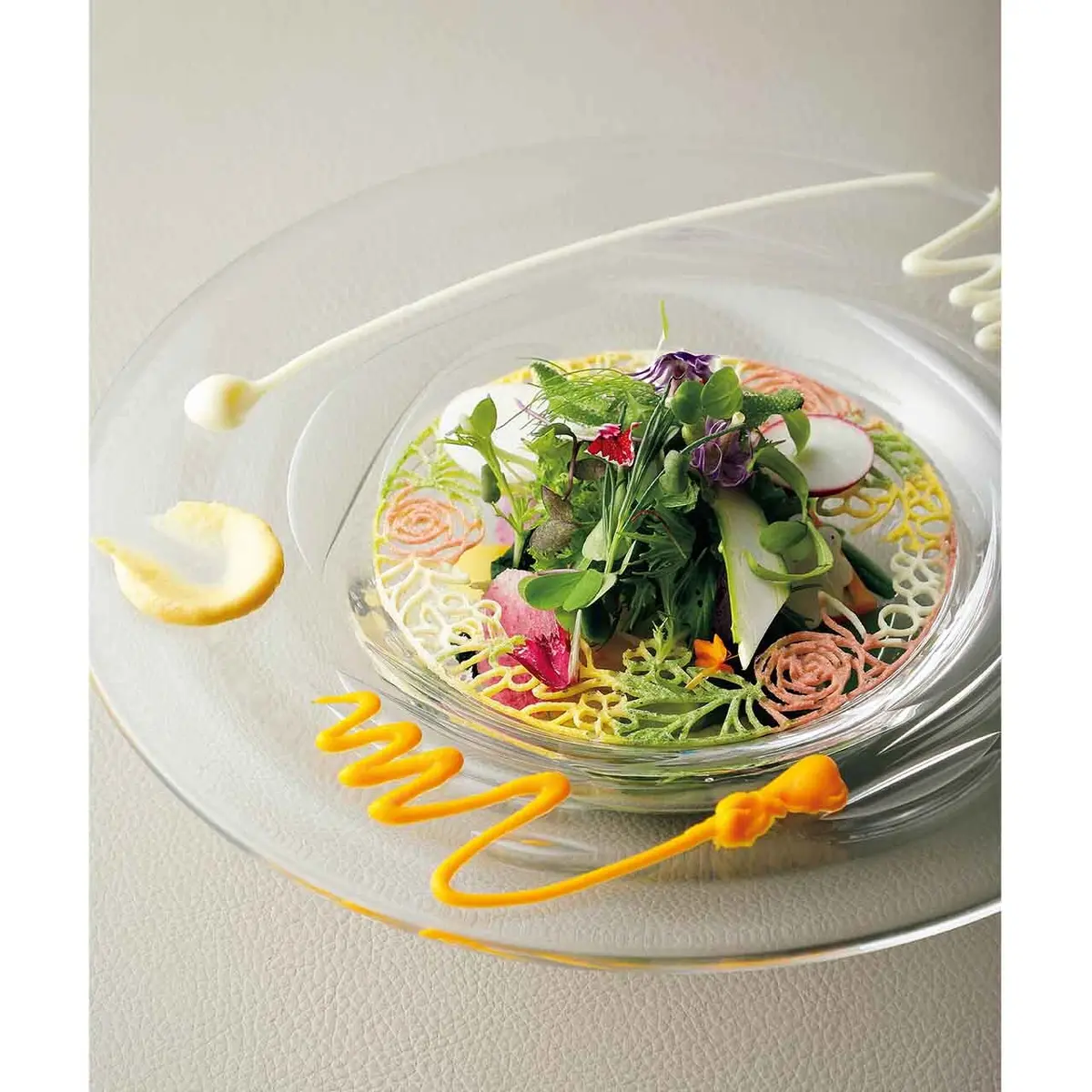 温かい玉ねぎのドレッシ ングがかかる30種類の野菜とハーブの「季節のサラダ」　