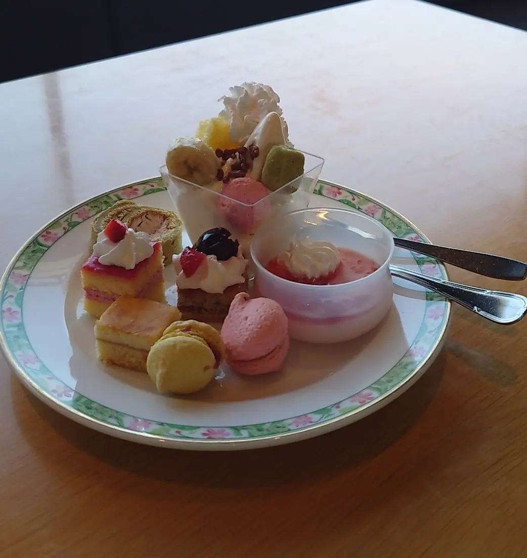 ブッフェランチ空桜デザートのお皿