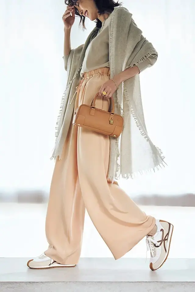 優しげな配色と曲線使いで、スニーカースタイルを女らしく