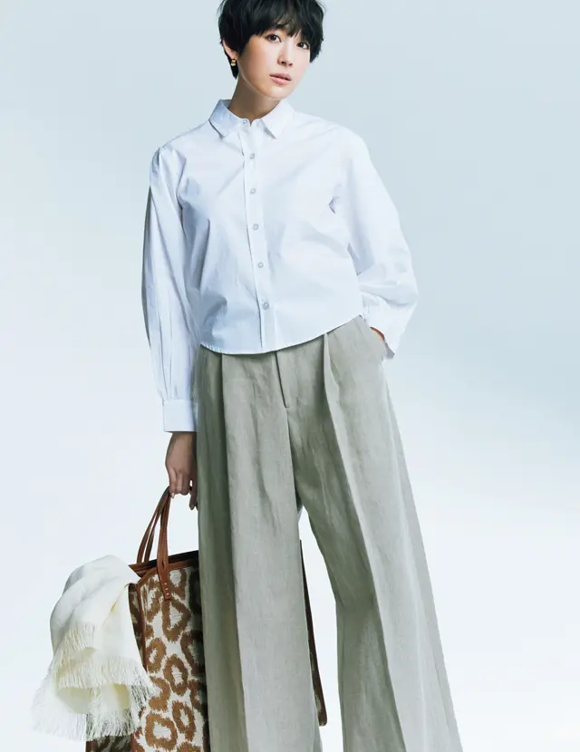 ワイドパンツを刷新するコンパクトな白シャツ