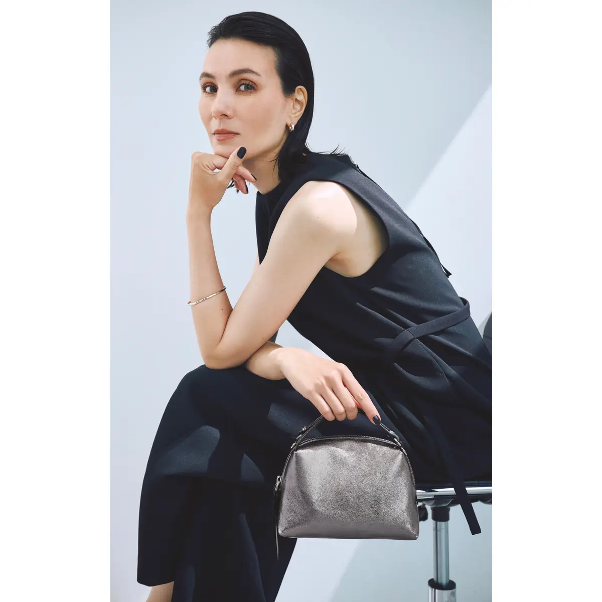 黒ノースリーブオールインワンにメタリックグレーのミニバッグを合わせたコーディネート　モデル・田沢美亜