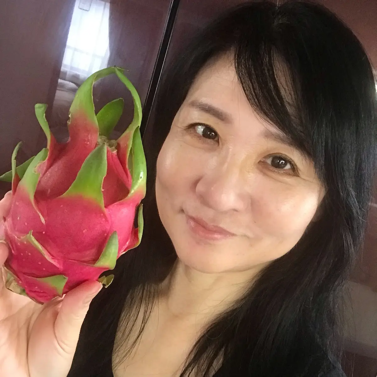 ドラゴンフルーツを持つ女性