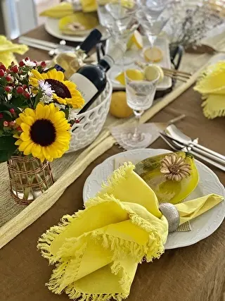 テーブルナプキンも小物と同じ色に合わせるとテーブルがまとまりやすいです！