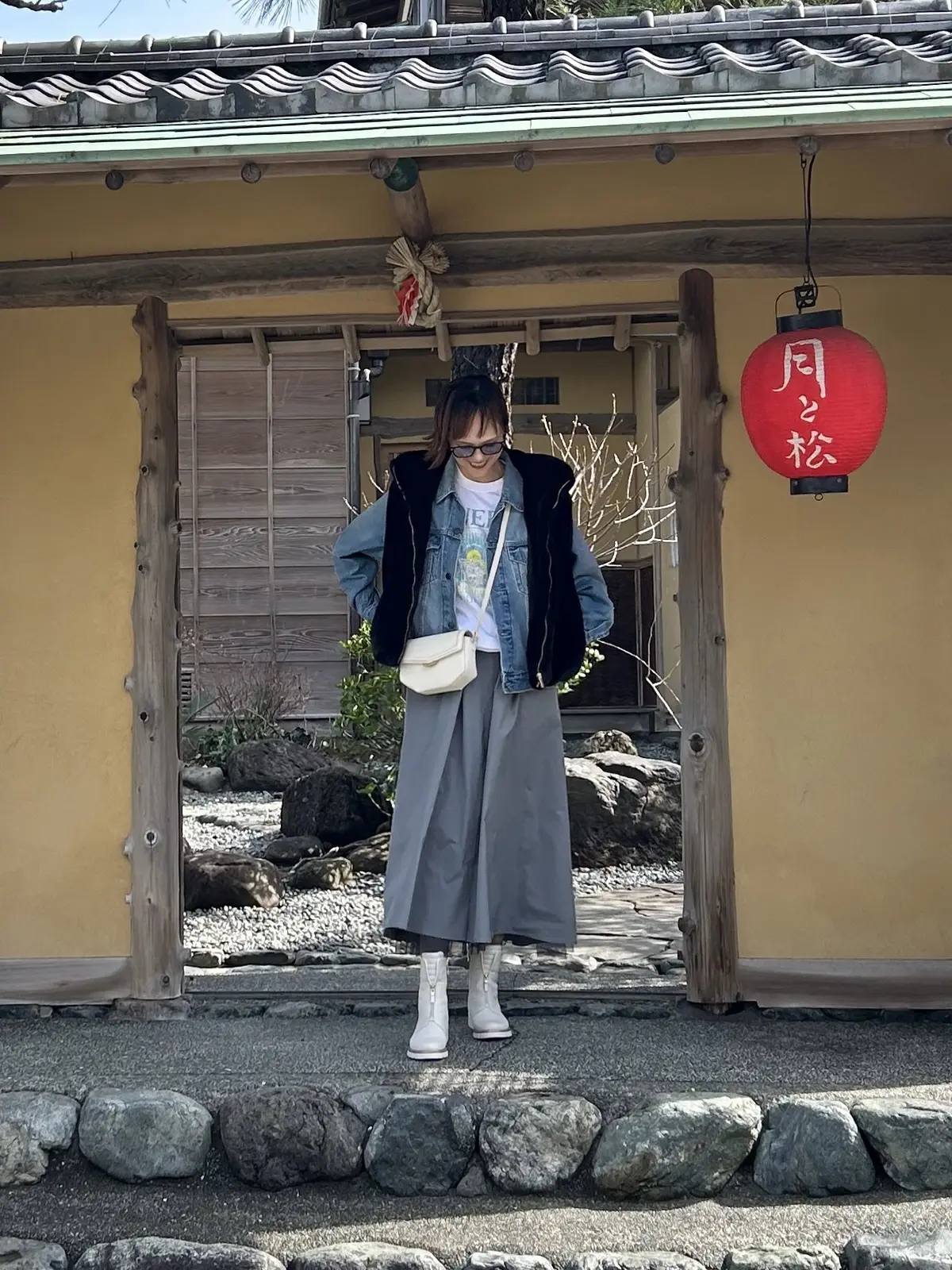 月と松　赤い提灯