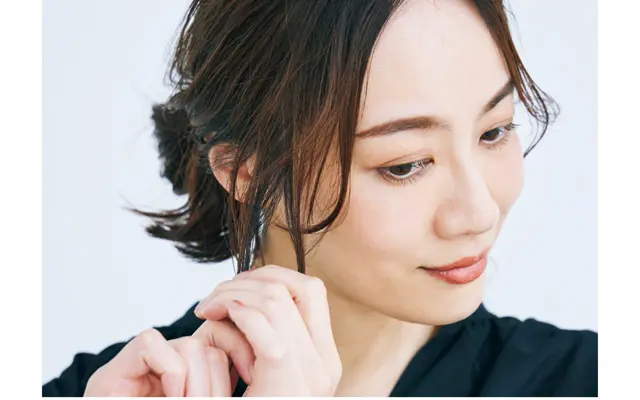 おだんごの毛束と耳まわりの毛束を引き出し、 帽子をかぶったときのラフなニュアンスに。