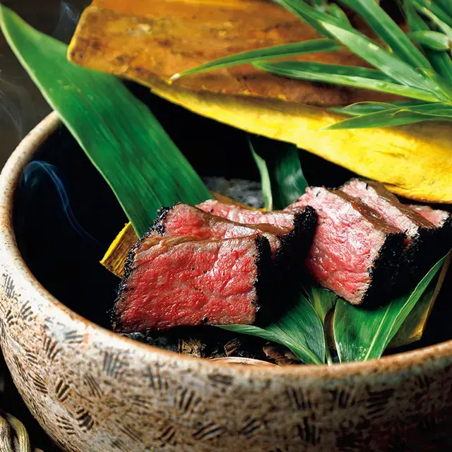 大和当帰や柿の葉を燻し、奈良産の和紅茶をまとわせて焼いた大和牛。3種類のソースで味わう。