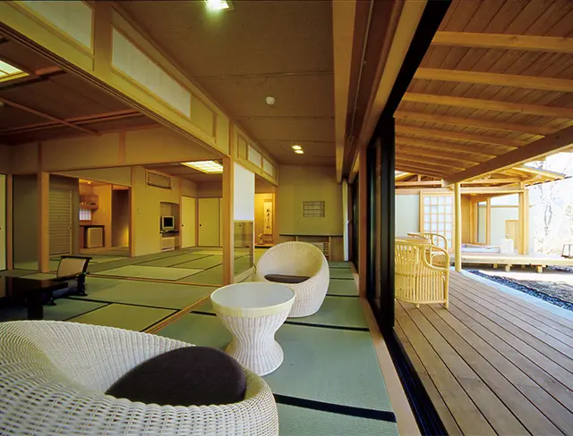 10畳の和室が2間、月見台、内風呂、露天風呂を備え る、広々とした離れの「山栗」。