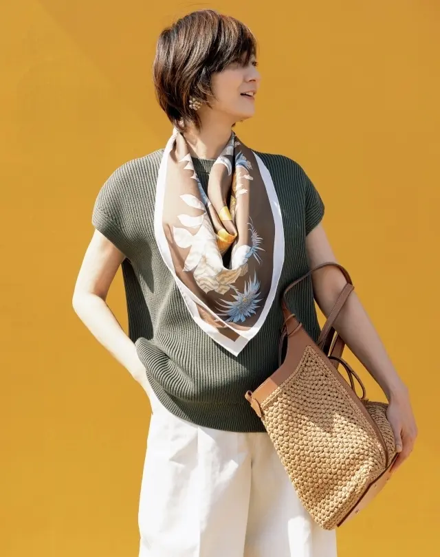 富岡佳子　サファリカラーの装いの美しいワンポイントに