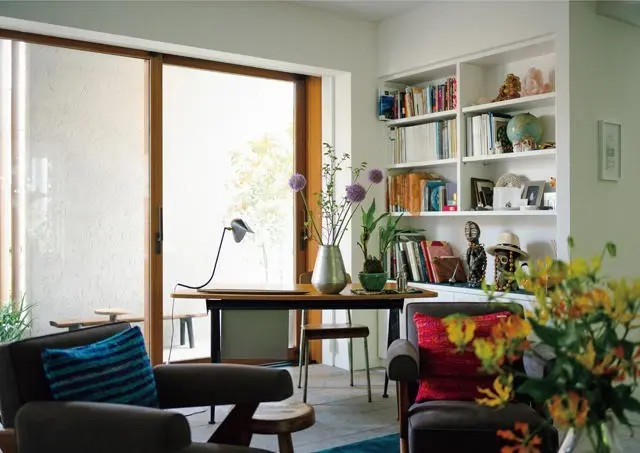 仕事用デスク、リビングのローテーブルなどいたるところで花がアクセントに