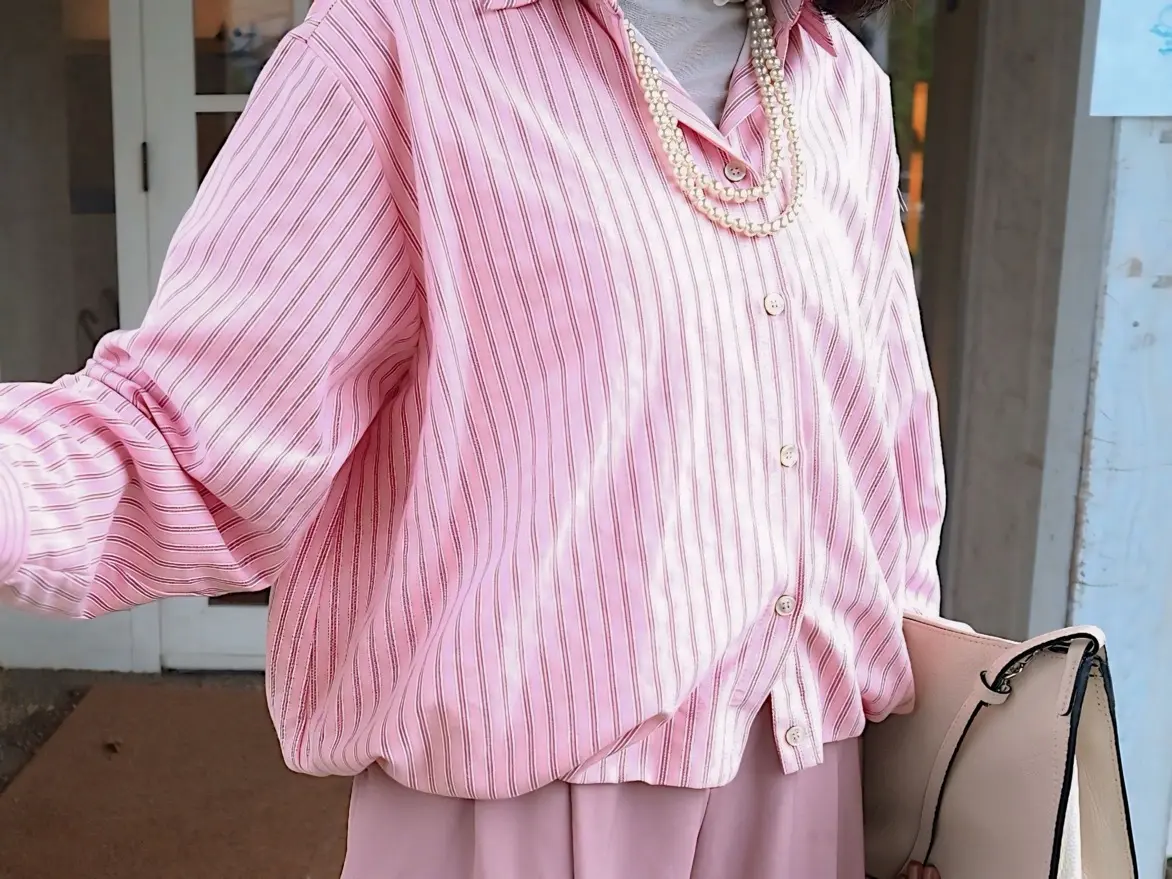 ZARA/ENGLISH  ピンクのストライプ柄ボタンダウンシャツとブルージーンズのセット。青いセーターを腰に巻いています。 襟付きロングスリーブシャツ。内側にゴムが入った裾とパフ仕上げ。フロントボタン留め。 ピンク  9088/594/046