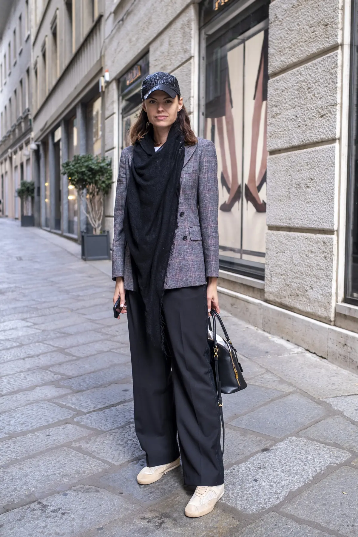 ファッションスナップ　ストール　白スニーカー　パンツコーデ