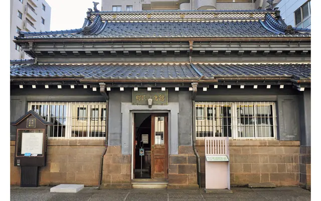 商店街の中心にある『尾張町町民文化会館』。明治期に建てられた和洋折衷の様式美の銀行をそのまま生かした造り