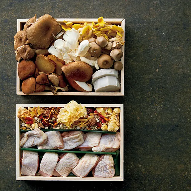 完全放飼の京都産地鶏と昆布だしに、13種類の薬膳ときのこを。