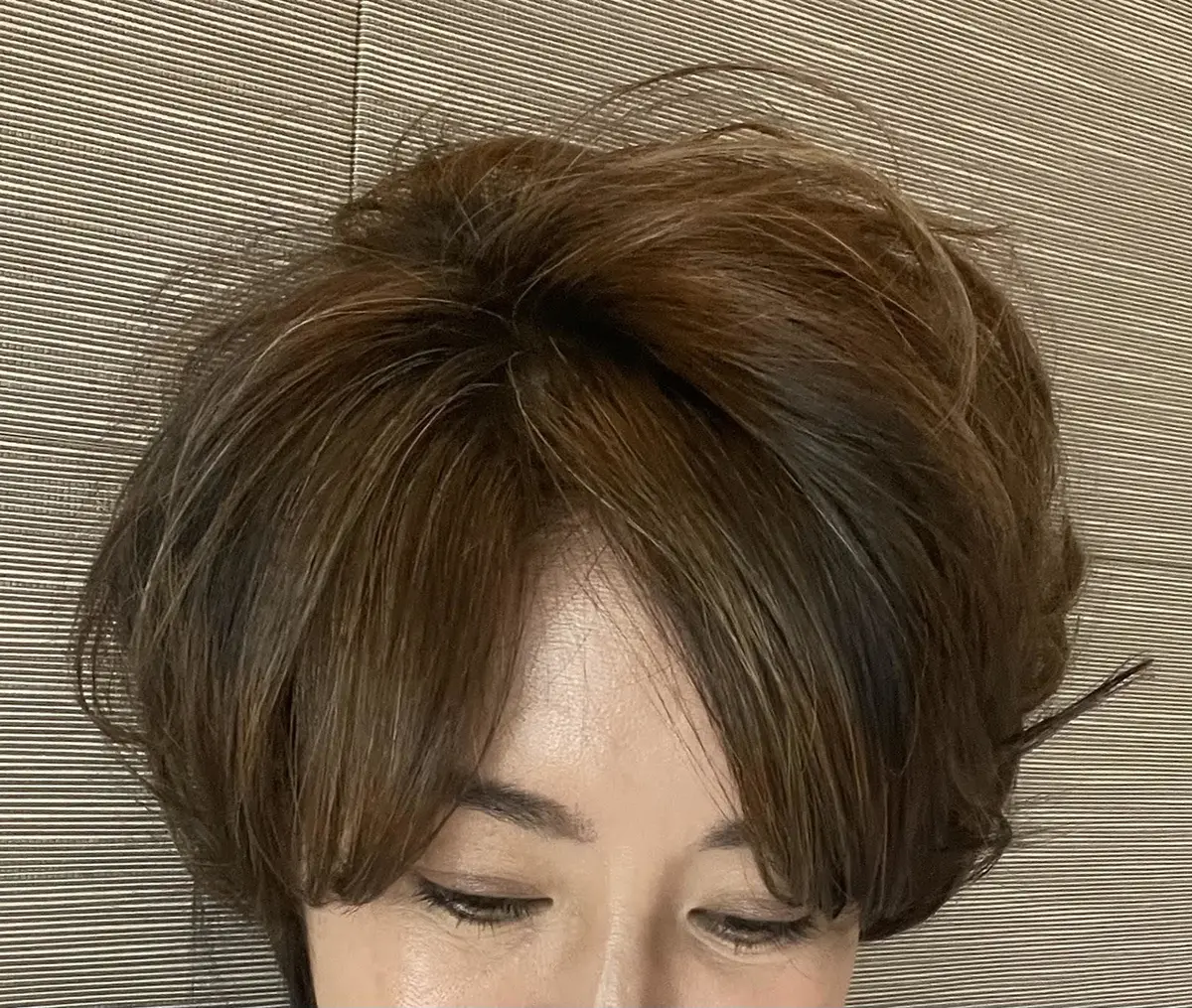 カーラーを外して、髪の立ち上がりをチェック