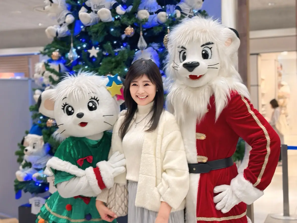 クリスマスイベント、イベント、レオ、レイラ、西武ライオンズ、マスコット、キャラクター、ライオン、ツリー、クリスマスツリー、ブルーライト、ブルーツリー、点灯式、ATELIER N'S 、アトリエエヌズ、アトリエN's、knit、ニット、poolstudio alloter 、スカート、skirt、MICHEL KLEIN 、シルバー、シルバースカート、シルバーロングスカート、白、白ニット、白タートルネックニット