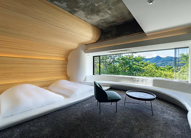 サウナつき客室 も。窓に広がるのは御船山の森