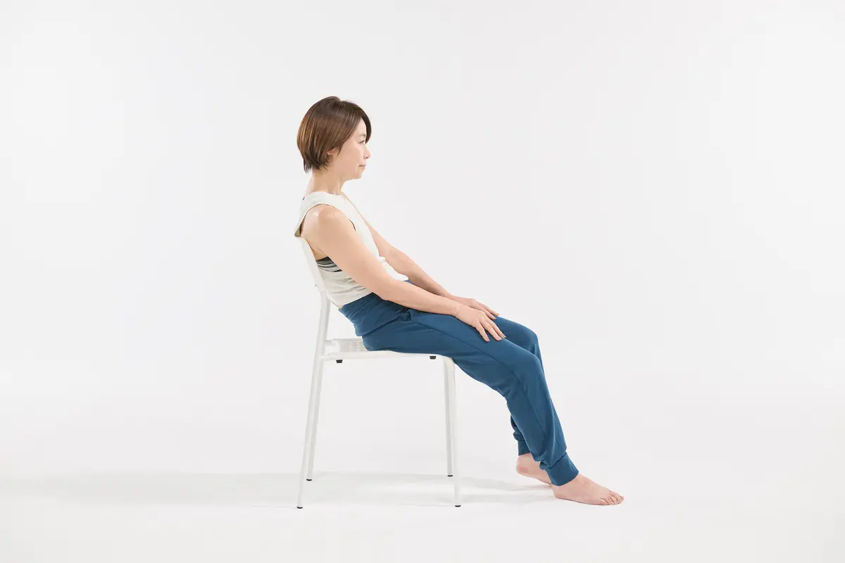 猫背・巻き肩を招くおもな生活習慣　骨盤を倒した座り方