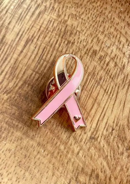 ピンクリボンのピンバッチ