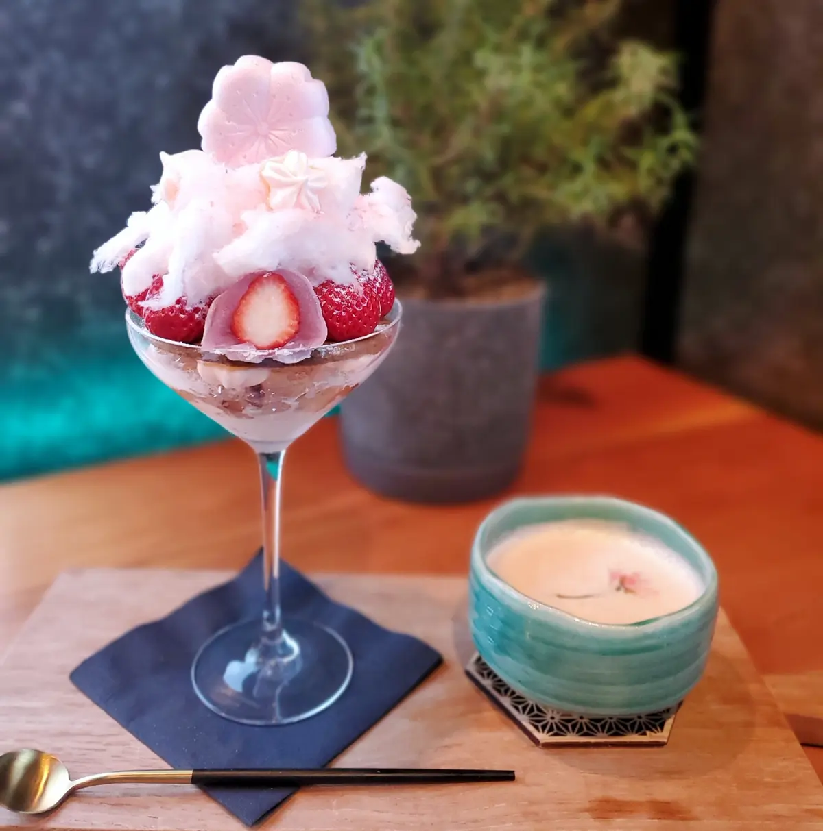 ドリンクは桜ピュレの入ったオーガニックハーブティーのミルクラテ