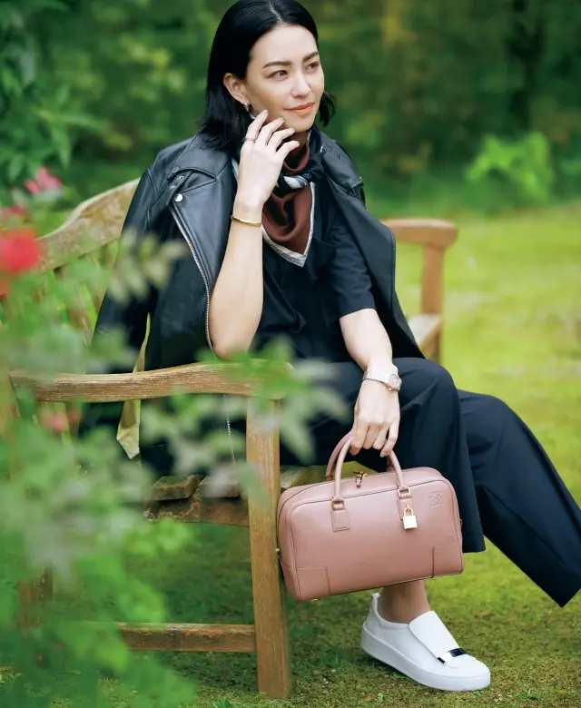 しなやかに体に寄り添うエレガントな万能ブラック