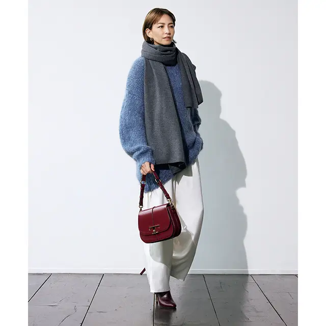 しなやかなドレープ感で エレガントに楽しめる白パンツ