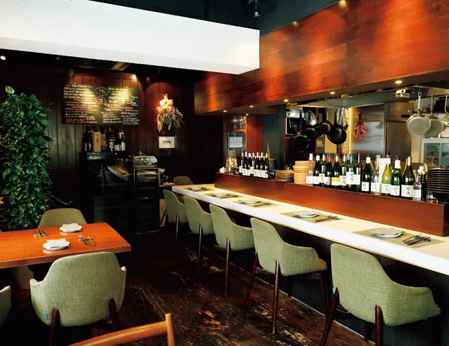 カウンターとテーブル席だけだが、カジュアルな会食利用は多い