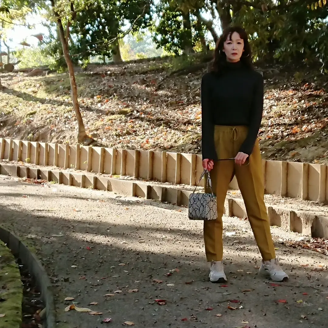 ブラウンニット  イエローパンツ  スニーカー