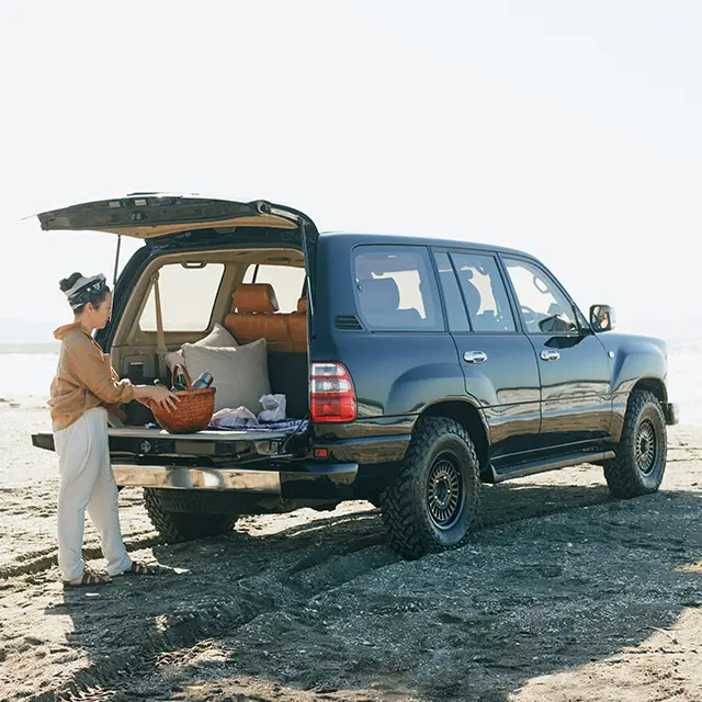 波打ちぎわ、ギリギリまで乗り入 れられるのも四駆ならでは。