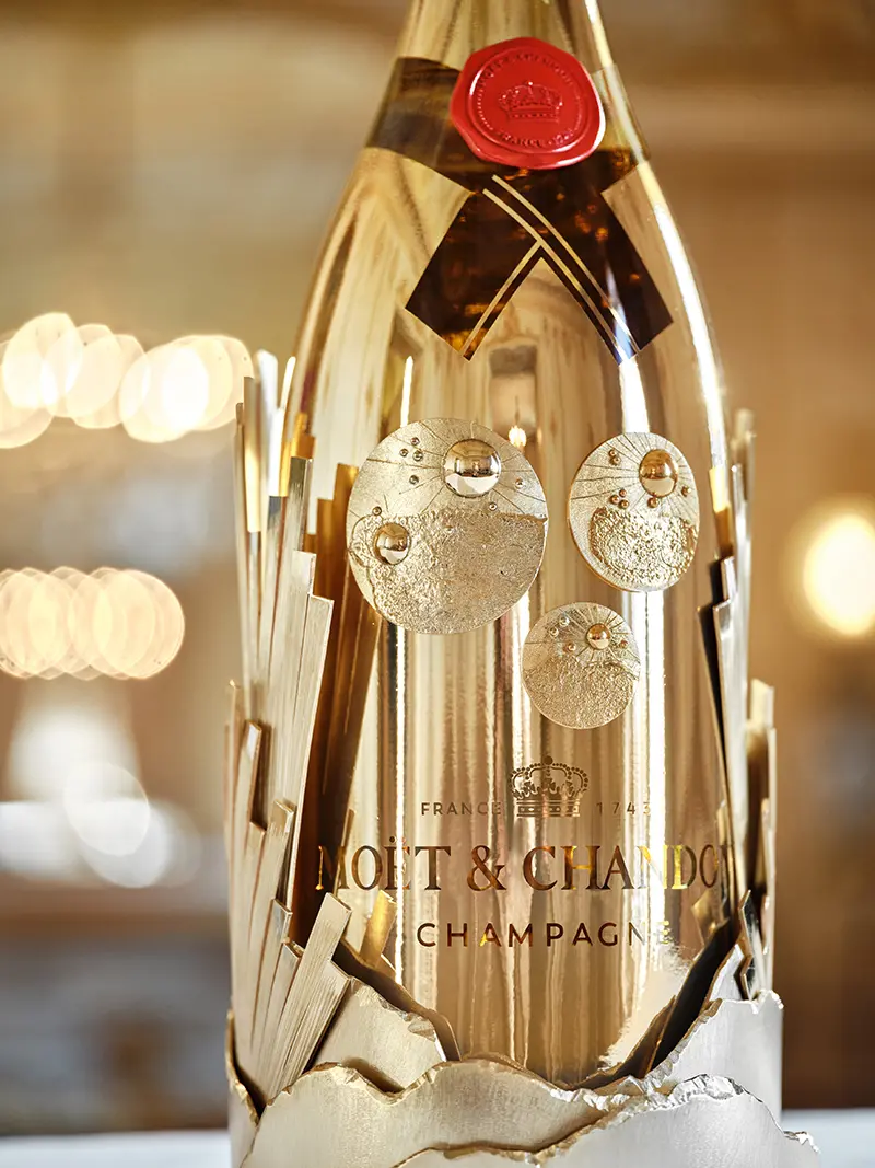 ボトルを台座から外すと、台座の内側に彫刻で描かれたエペルネの地図が表れる