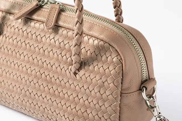 5ミリ幅の牛革をメッシュ状に丁寧に編み込んだ、しなやかで上品な表情が魅力