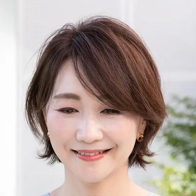 白髪カバーと華やかさが同時に手に入る、洗練ショートボブ