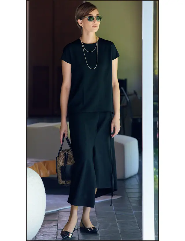 アシンメトリーなデザインでブラックスタイルに変化をつける